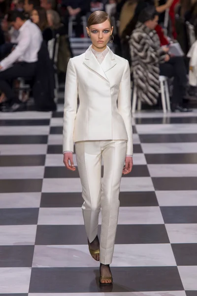 Look 64